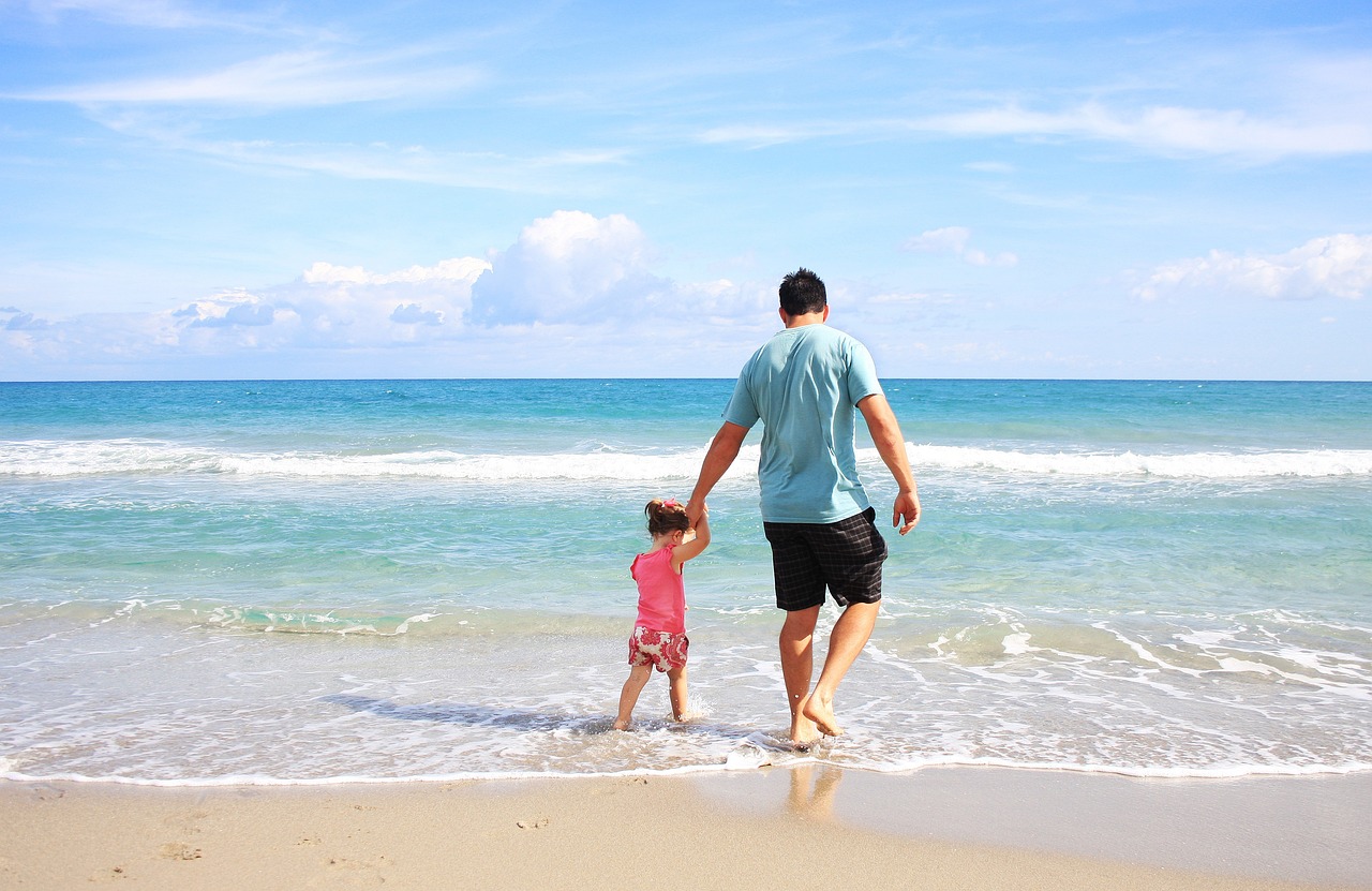padre con hijo en la playa